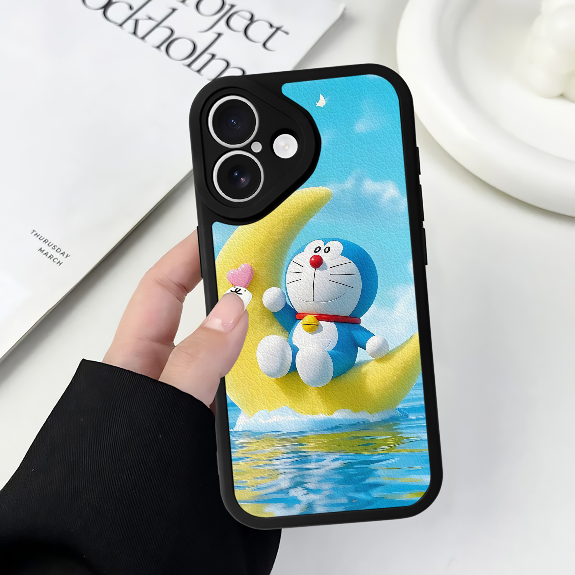 （画像用） ドラえもん Doraemon 【iPhone 16シリーズ対応】シリコンスマホケース（レザー調） 材質：シリコン